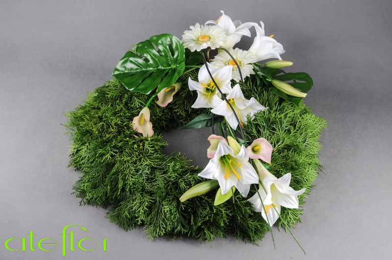 wieniec_wianek_nagrobny_biały_lilia_gerbera_cantedeskia_DSC_1913