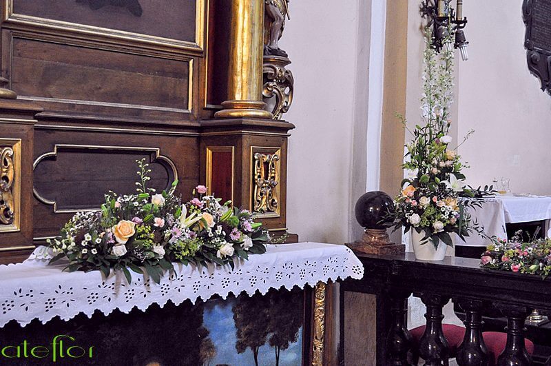 Kompozycja_na_ołarz_ślubny_Kraków_róże_margaretki_lilie_herbaciany_bile_zieleń_róż_ateflor_DSC_7150