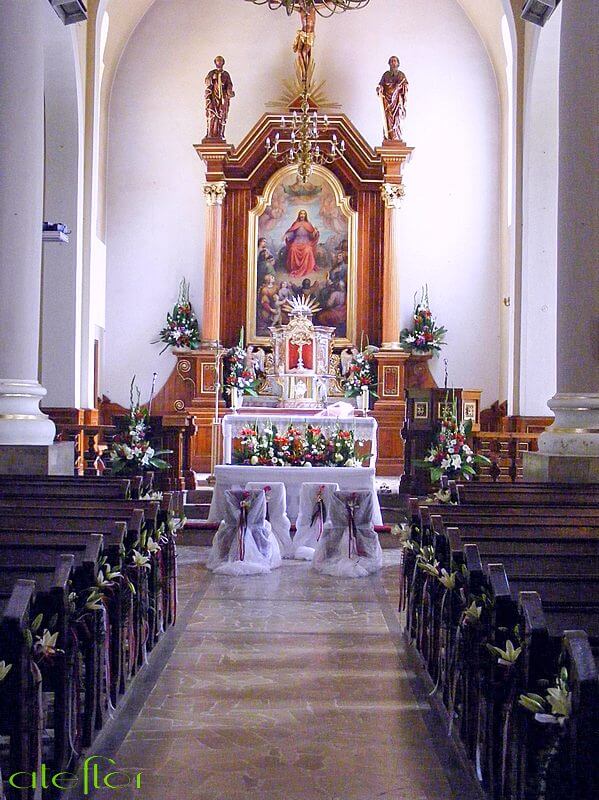 Kompozycja_na_ołtarz_ślubny_Kraków_lilie_mieczyki_róże_gerbery_biały_czerwony_ateflor_DSCF5195