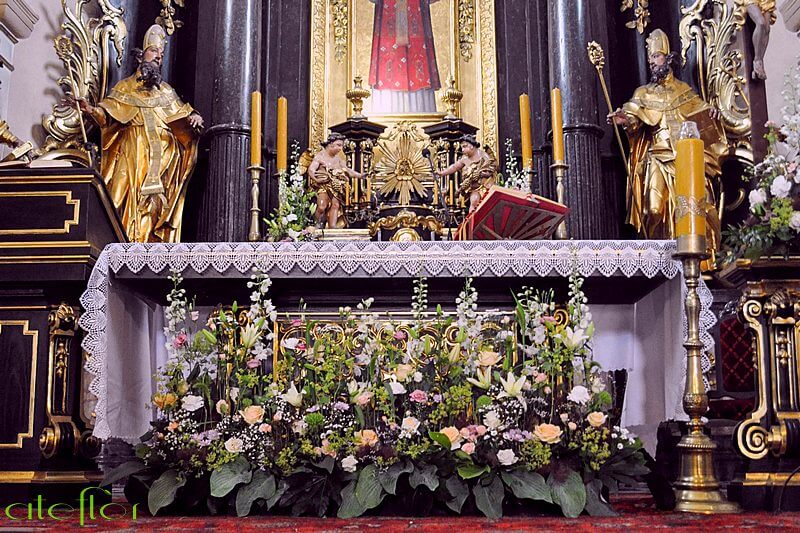 Kompozycja_na_ołtarz_ślubny_Kraków_lilie_róże_goździk_krem_biel_zieleń_róż_ateflor_DSC_7181