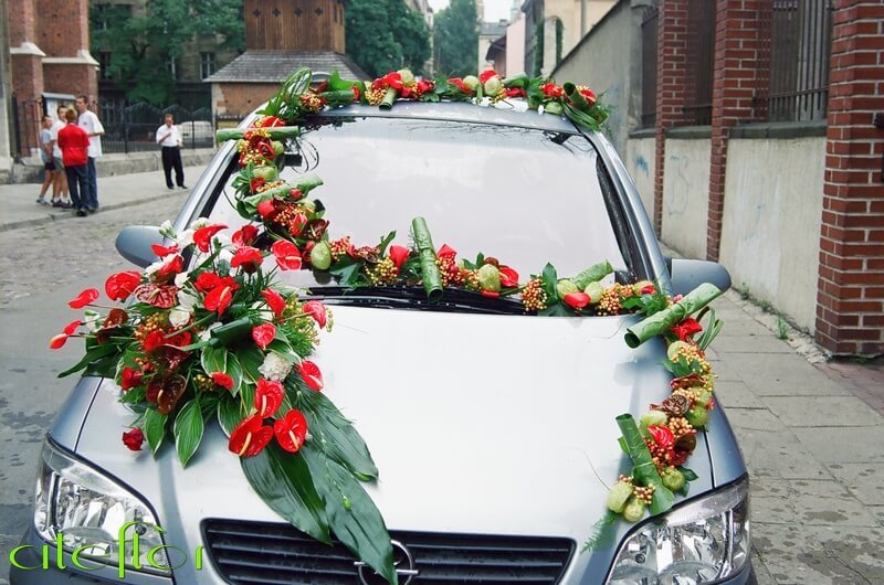 bogata_dekoracja_samochodu_z_różnorodnych_liści_kwiatów_i_owoców_ateflor