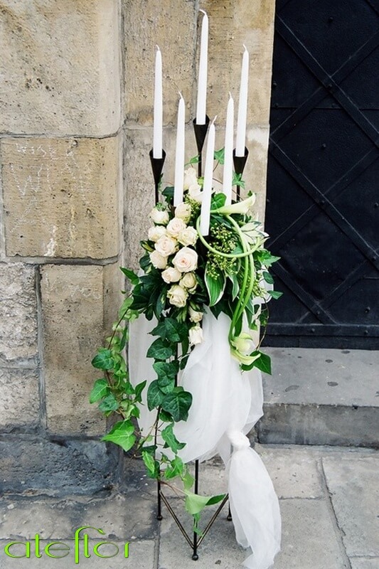 dekoracja_kościoła_kraków_kompozycja_z_białych_róż_ze_świecami_ateflor