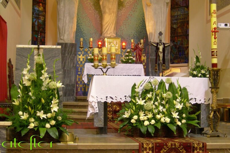 dekoracja_kościoła_kraków_z_lilii_mieczyków_i_czosnków_ozdobnych_ateflor