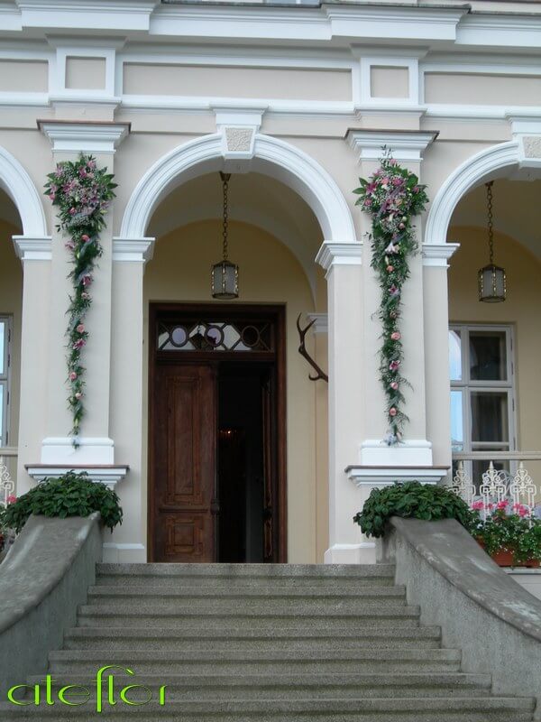 dekoracja_ślubna_dworku_z_wiszących_kompozycji_w_tonacji_różowej