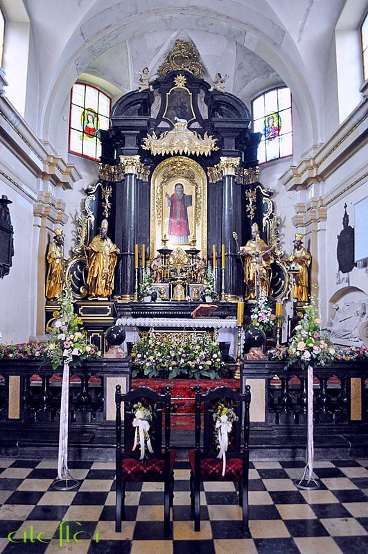 kompozycja_na_ołtarz_ślubny_Kraków_róża_goździk_mieczyk_biel_róż_krem_zieleń_ateflor_DSC_7141